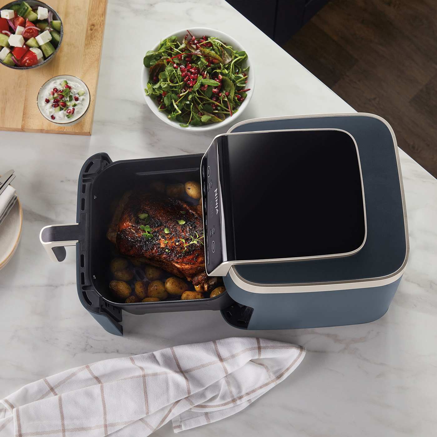 Friggitrice ad aria compatta con scomparto interno più spazioso*