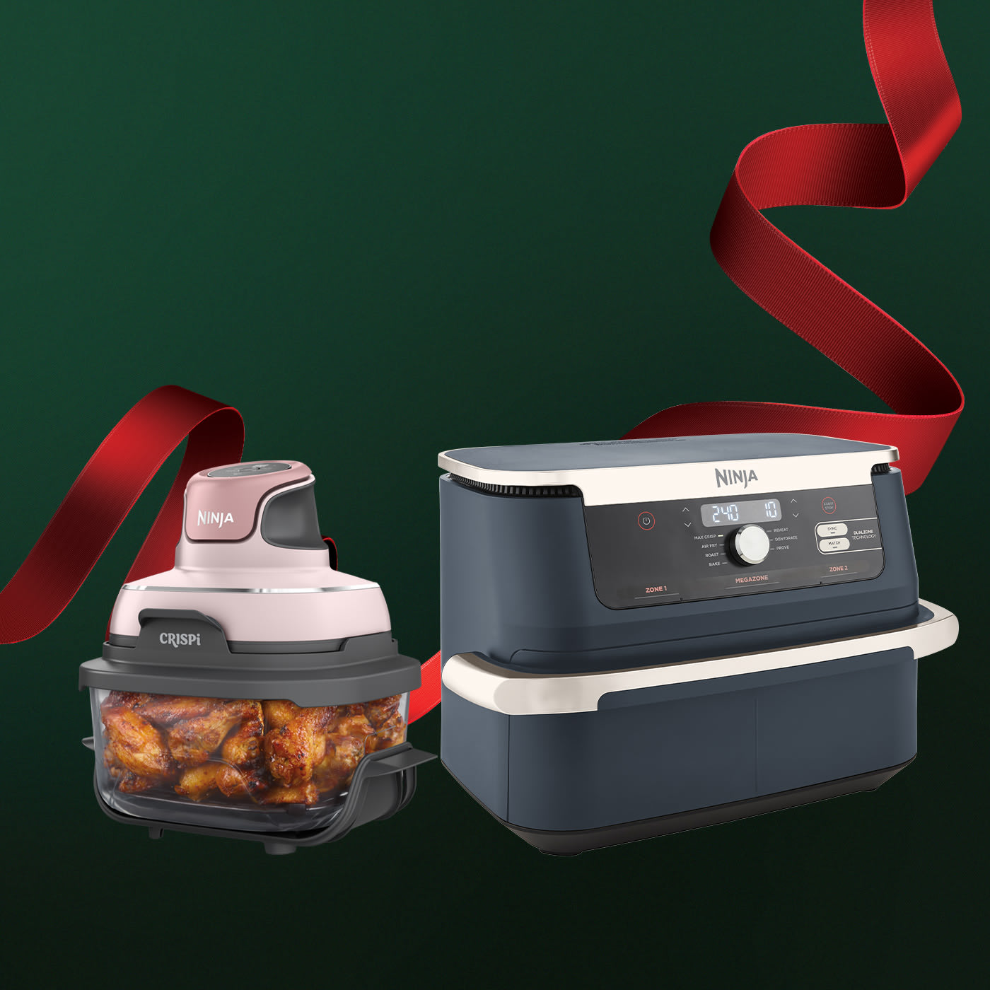 Två bilder av Ninja Creami med en snötäckt skog i bakgrunden och ett norrsken på natthimlen.