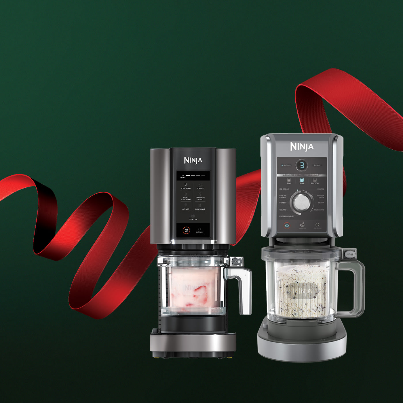 Två bilder av Ninja Creami med en snötäckt skog i bakgrunden och ett norrsken på natthimlen.