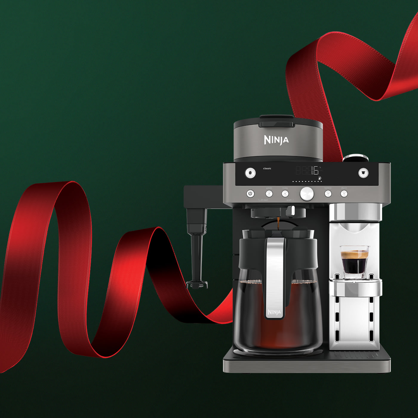 Två bilder av Ninja Creami med en snötäckt skog i bakgrunden och ett norrsken på natthimlen.