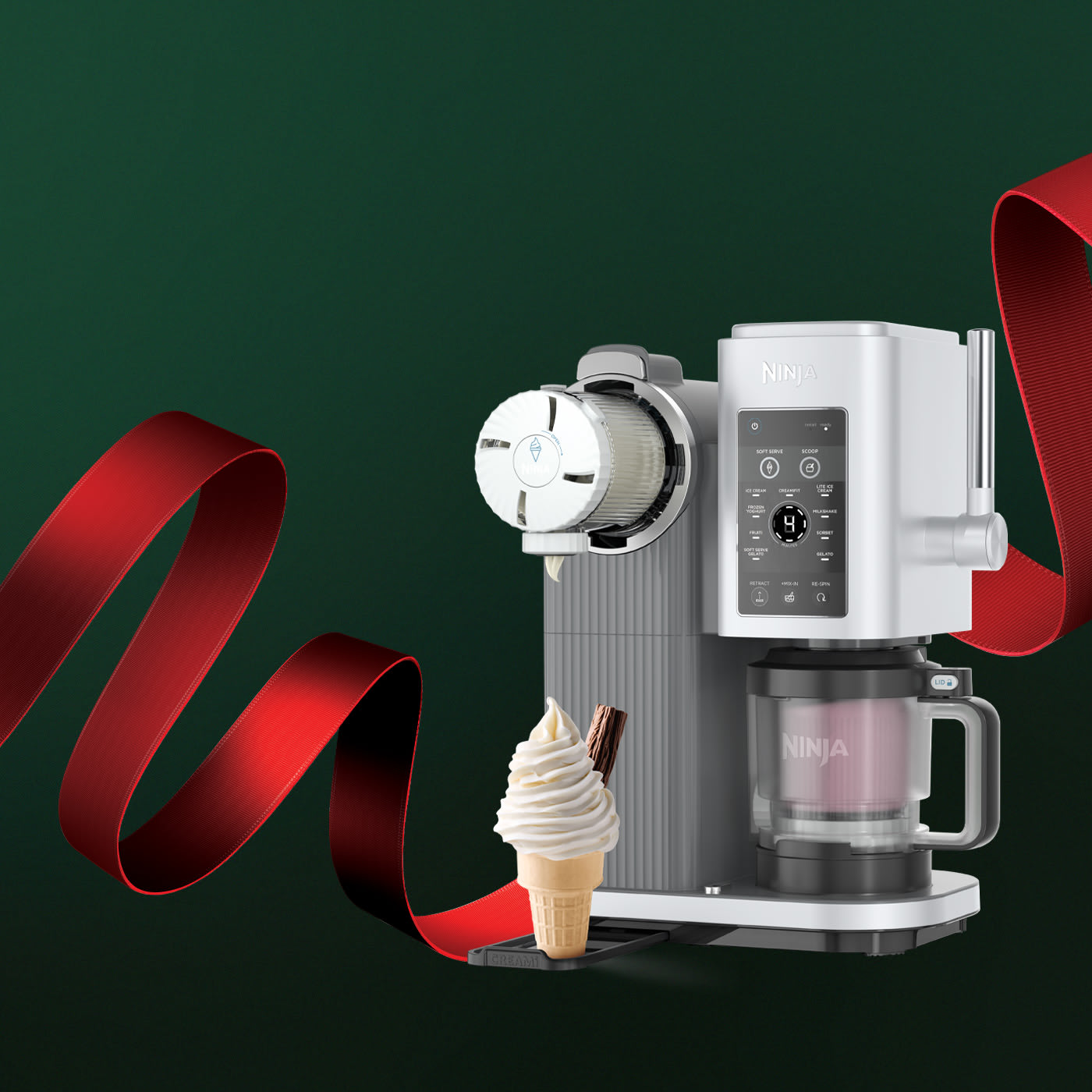 Två bilder av Ninja Creami med en snötäckt skog i bakgrunden och ett norrsken på natthimlen.