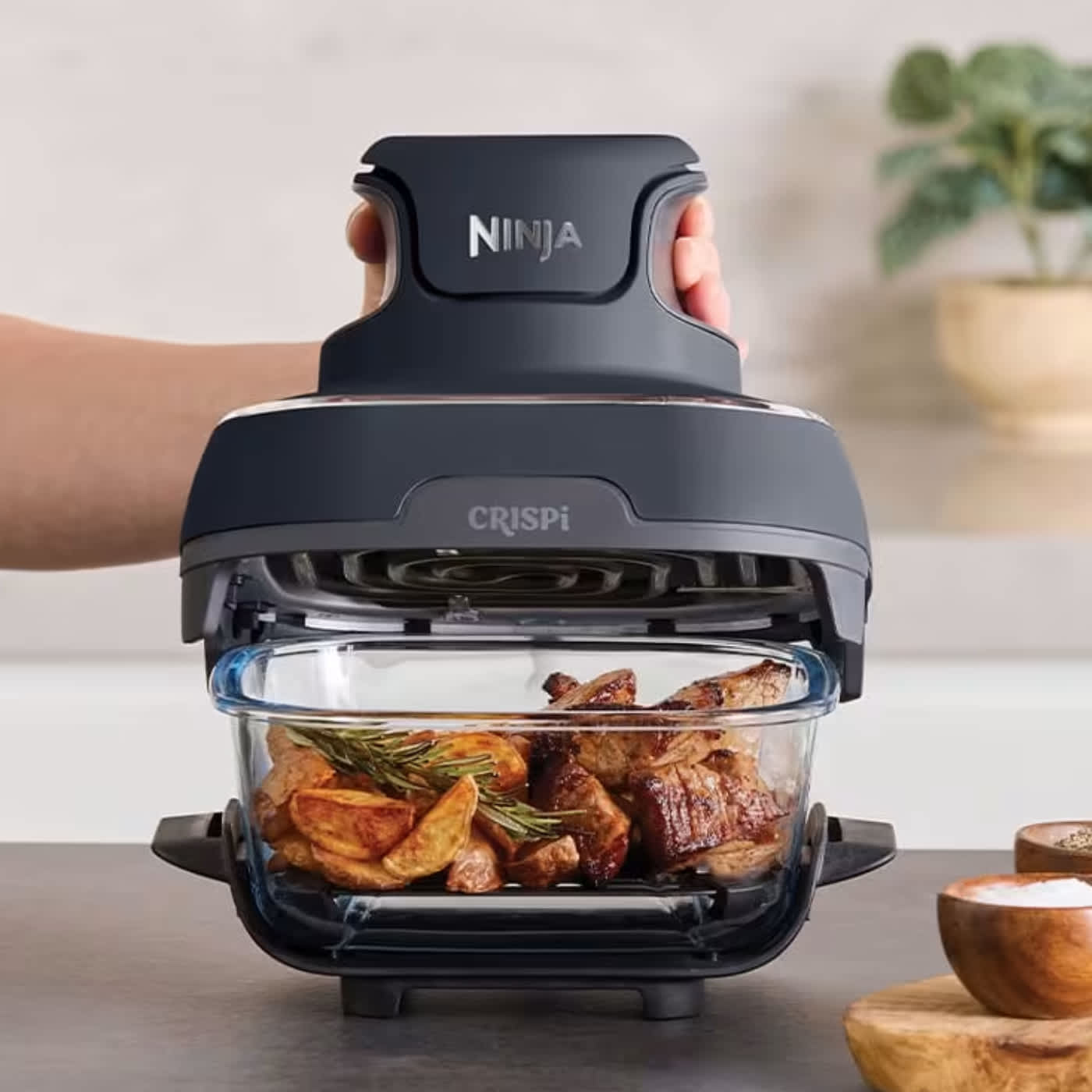 Freidoira de aire de cristal Ninja Crispi en una cocina