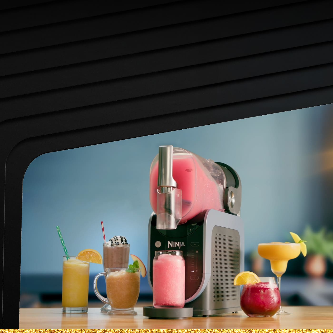 Een afbeelding met een airfryer, blender en koffiemachine