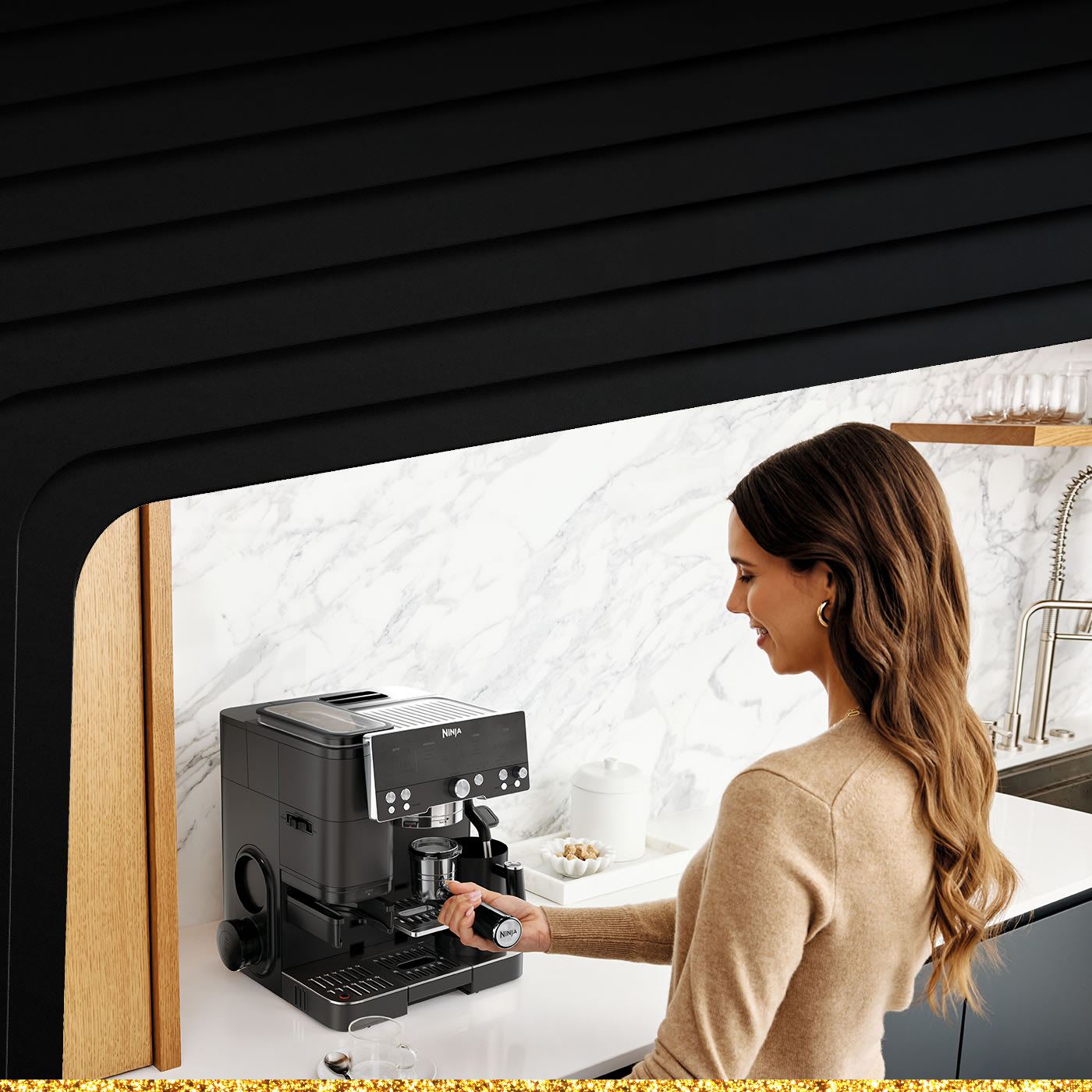 Een afbeelding met een airfryer, blender en koffiemachine