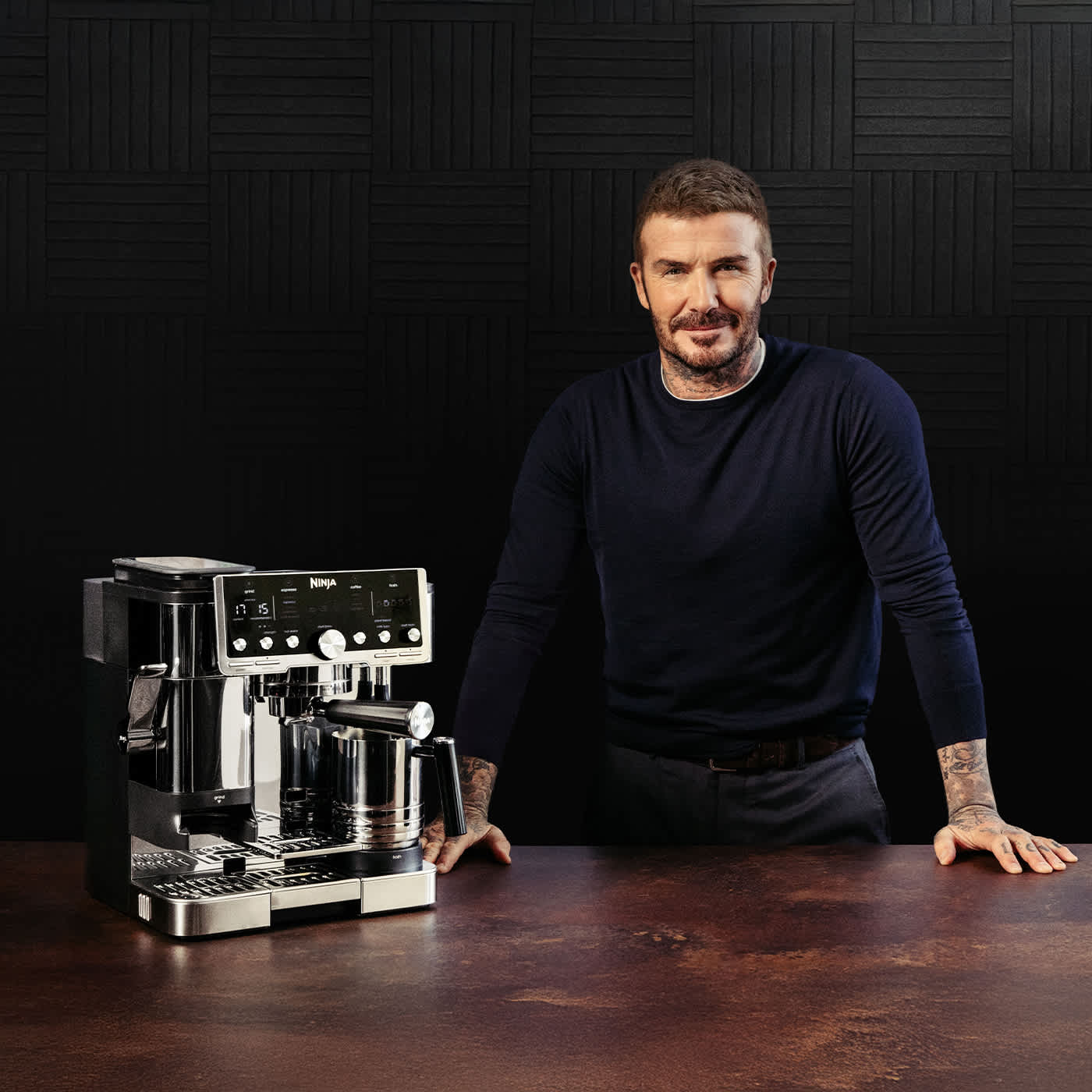 David Beckham con una cafetera expresso semiautomática Ninja Luxe Café