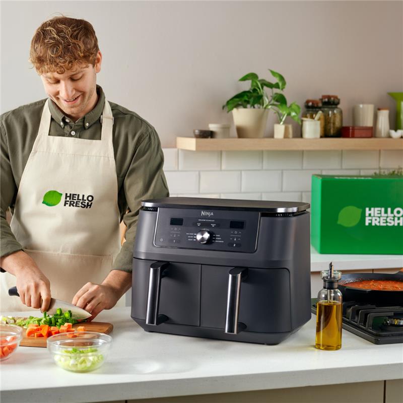 Mann am Kochen mit Ninja Heißluftfritteuse