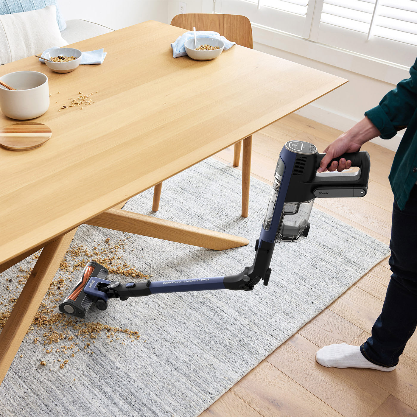 Versatile cleaning with Flexology Technology, Anti-Hair Wrap and hand-held mode