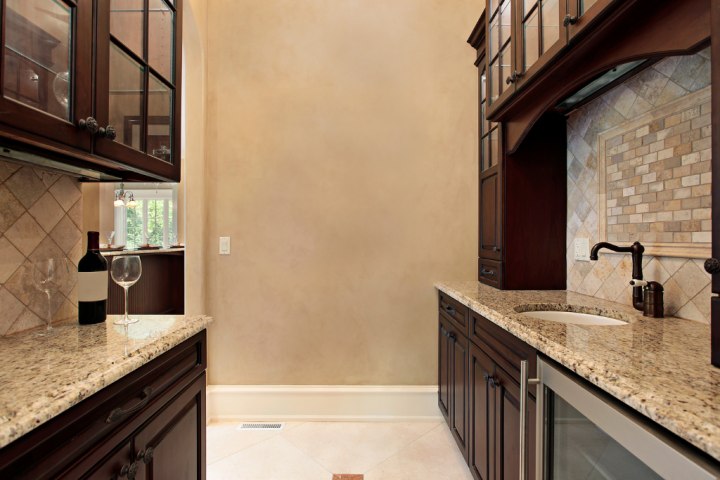 Classic style hallway with sink for butler pantry ideas