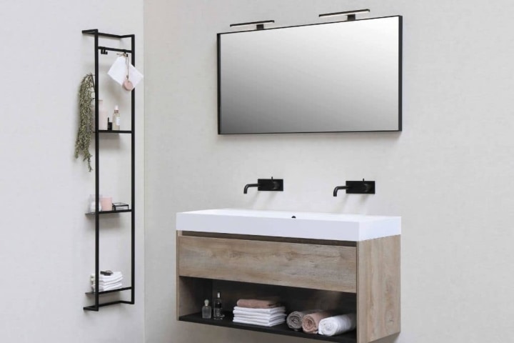 Mirror that create an illusion of more space in the Bathroom