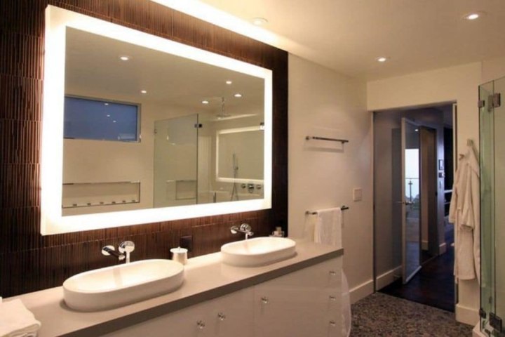 Bathroom with good lighting that create illusion of more space in the Bathroom