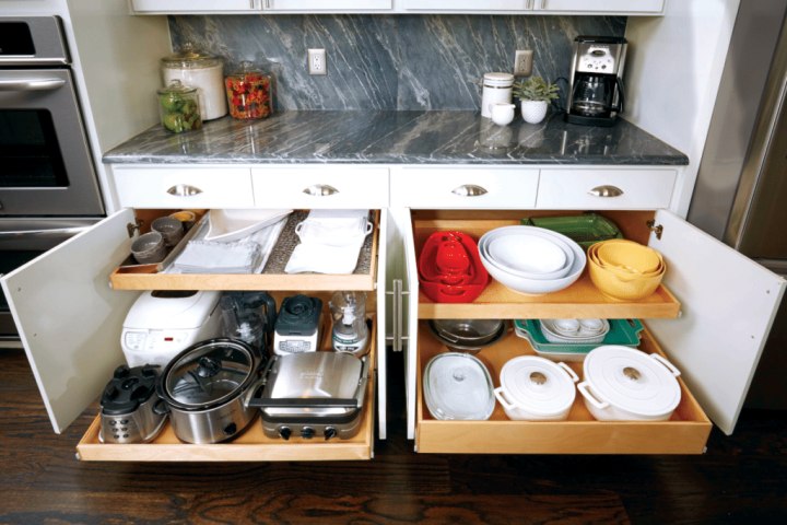 Well organized kitchen cabinets 