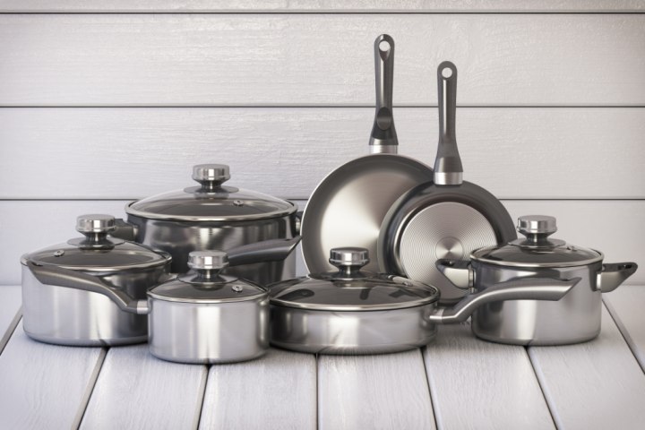 Set-of-stainless-pots-and-pan-with-glass-lids.png