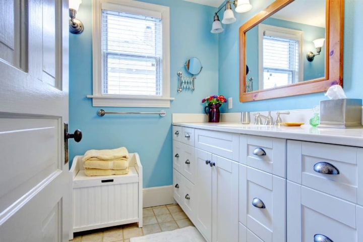 Blue-and-white-bathroom-with-lots-of-storage-space.jpg