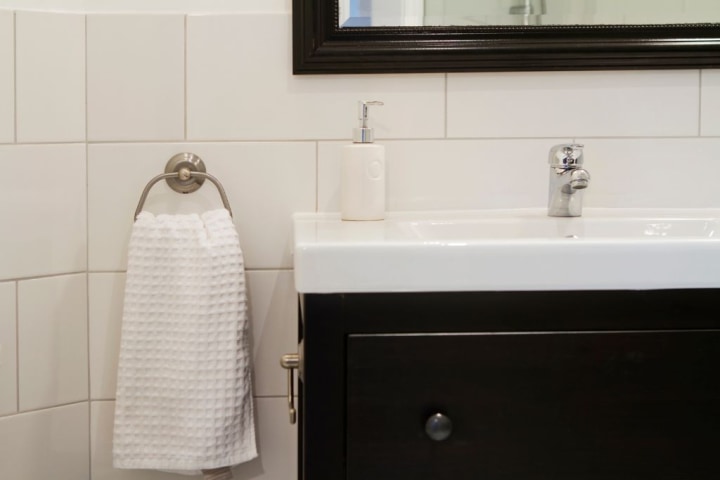 Small Bathroom Vanities and Sinks for Tiny Spaces