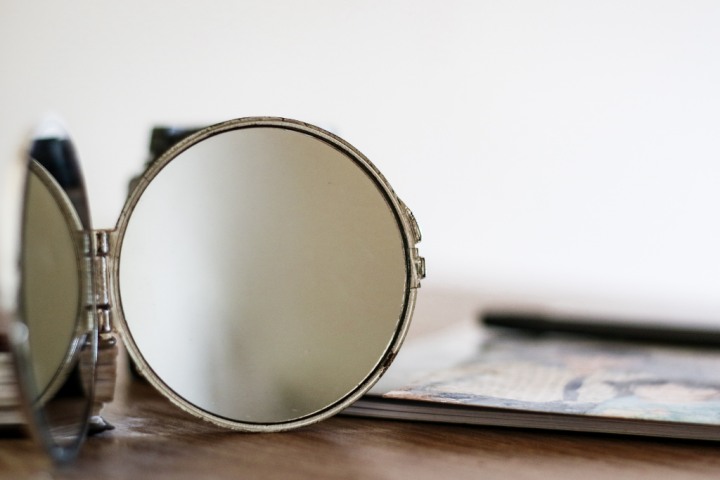 tabletop-mirror-on-storage-desk