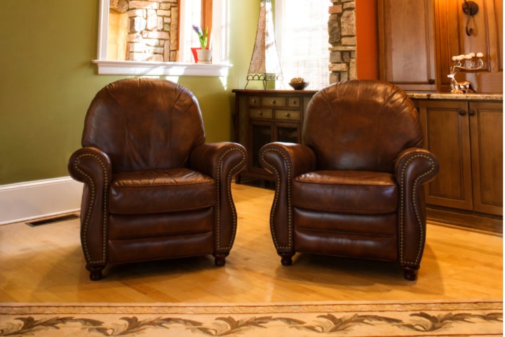 A small living room with only accent chairs for seating makes the space more open