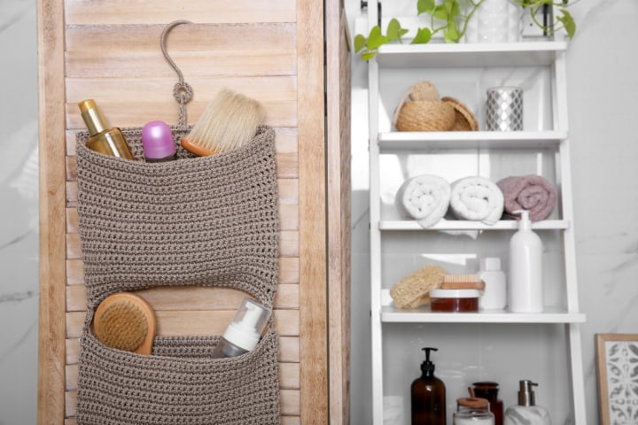 https://res.cloudinary.com/shelfgenie/image/upload/w_720,f_auto,q_auto:best/v1653487800/uploads/Knitted_organizer_hanging_on_wooden_door_1635d2155f.png