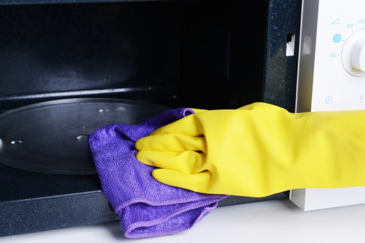 Microwave cleaning, rubber gloves, cleaning cloth