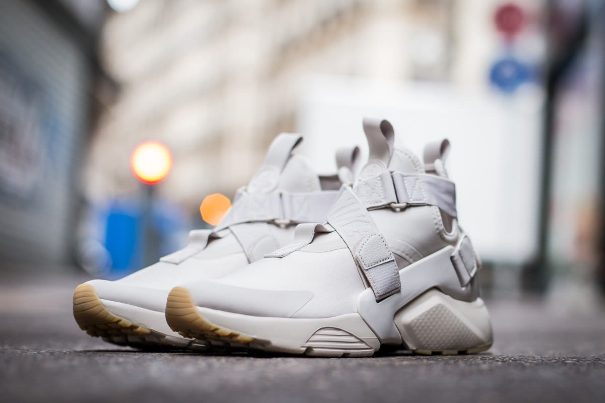 nike huarache city desert sand