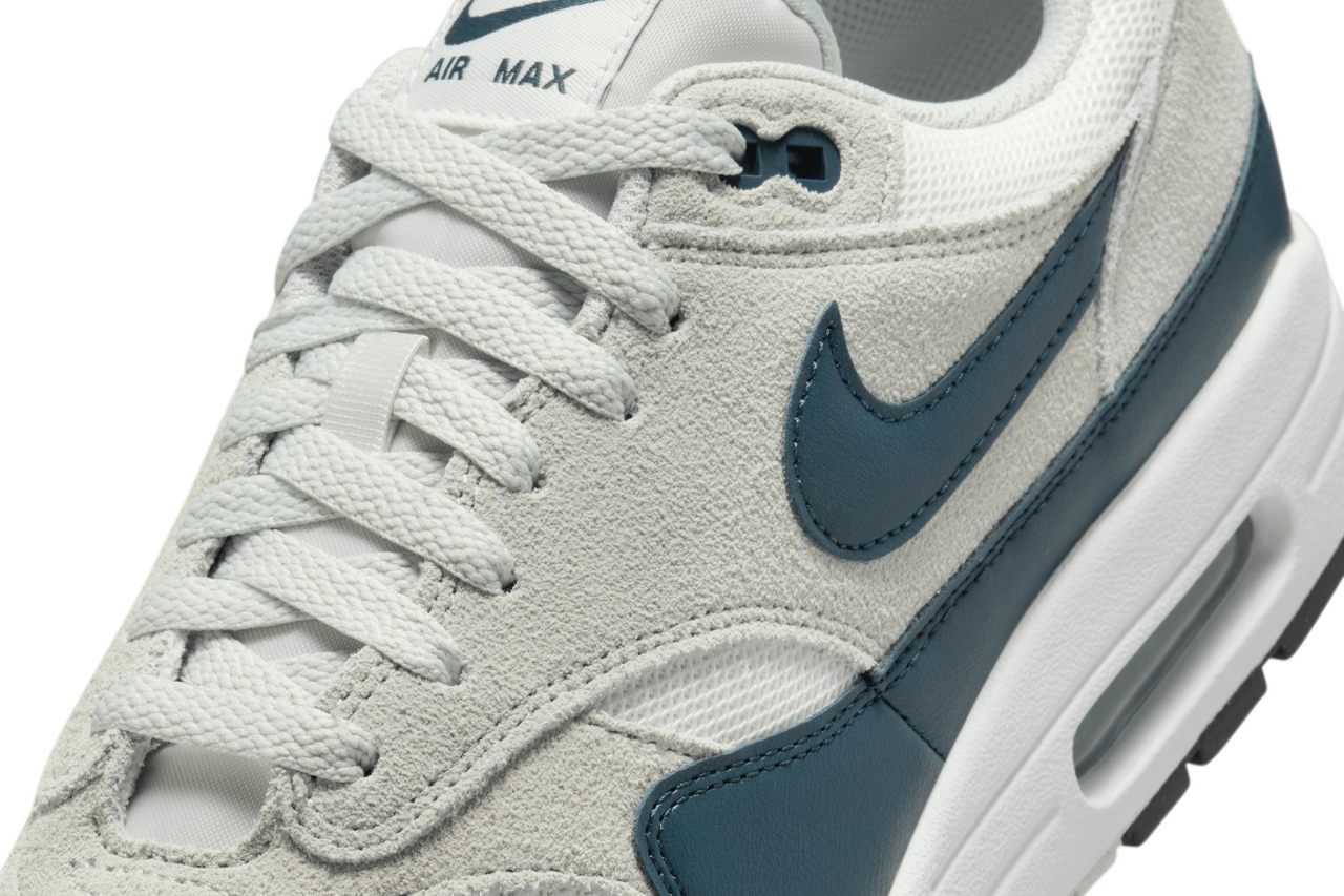 nike air light blue and white