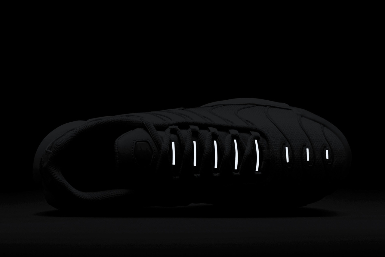 black nike air max plus women's