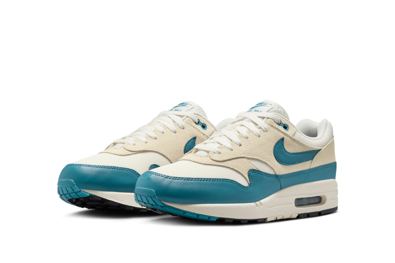 nike air light blue and white