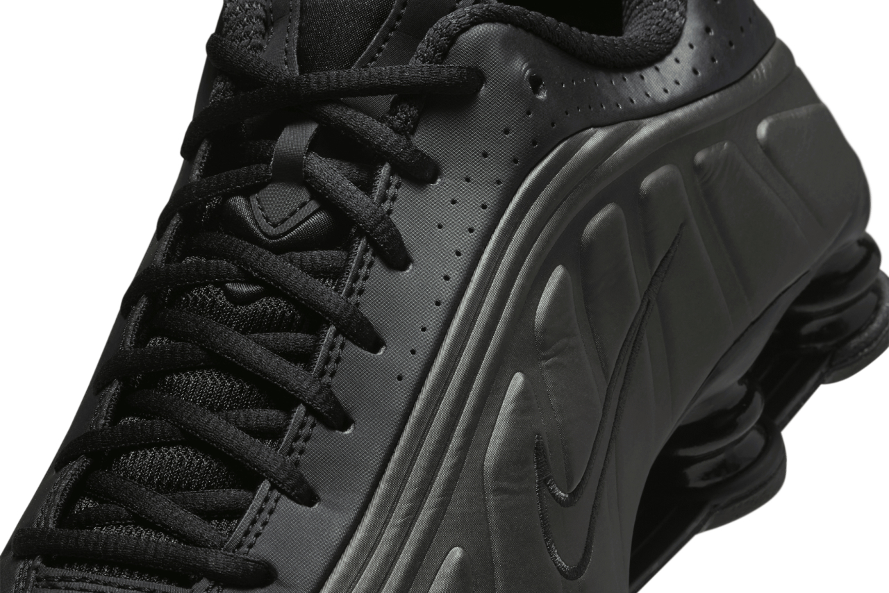 Lei【美品】Nike Shox R4 ブラック atmos NIKE SHOX R4 BLACK/BLACK-BLACK-BRIGHT CRIMSON（ナイキ ショックス