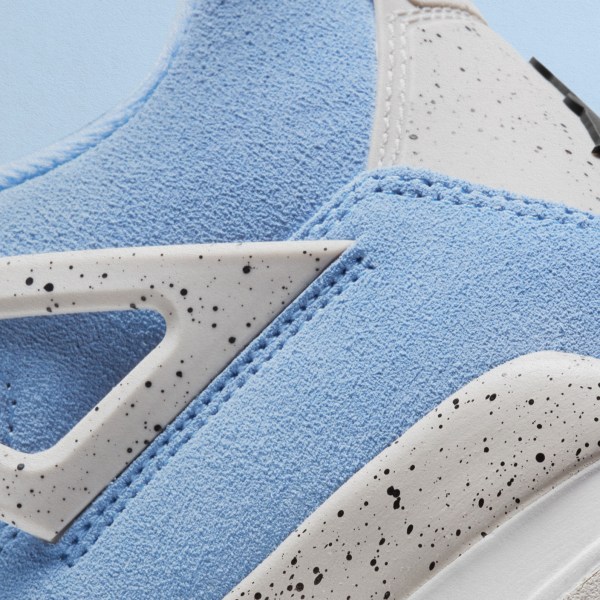 Air Jordan 4 Retro - 'University Blue'