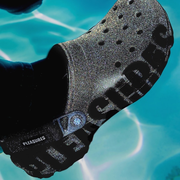 PLEASURES x Crocs