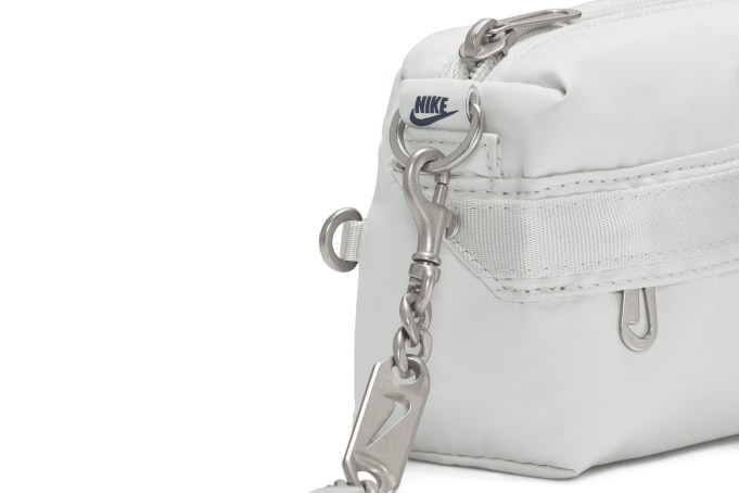 Nike Futura Luxe Crossbody Bag Black / White - CW9304-010