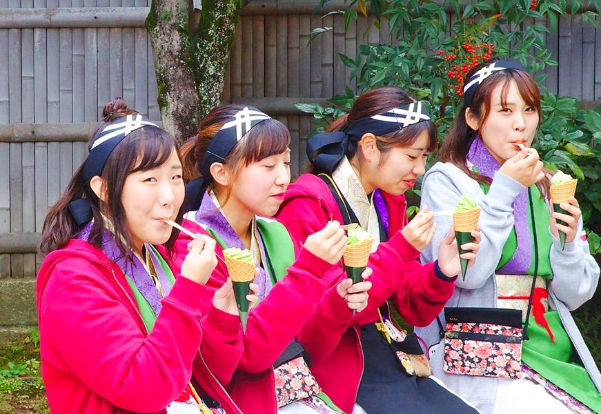 Japan-Kyoto-Women-eating-matcha-ice-cream