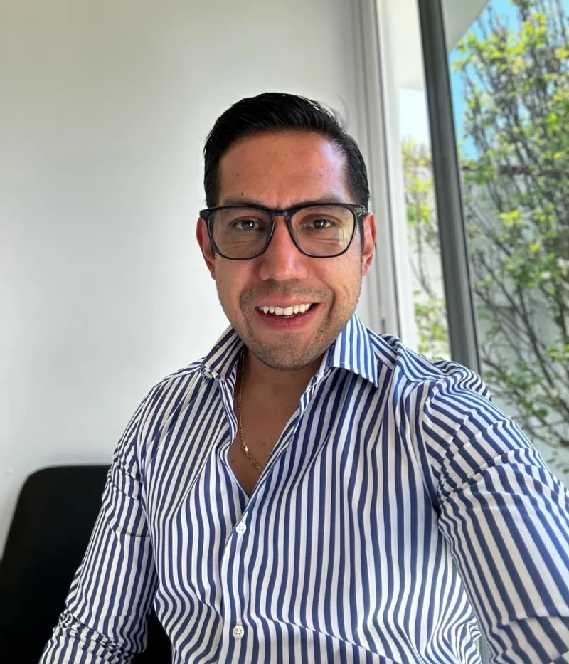 Iván Gabino headshot.