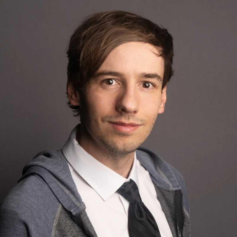 Taylor Thompson headshot.