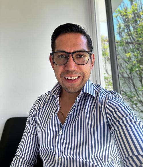 Iván Gabino headshot.
