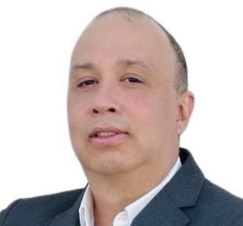 Luis Flores headshot.