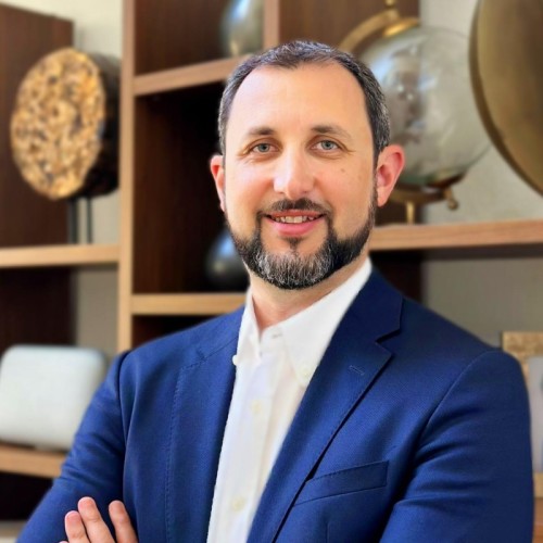 Carlos Scholz headshot.