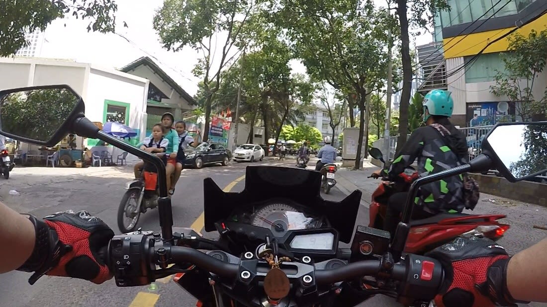 Kids without helmets in Saigon 