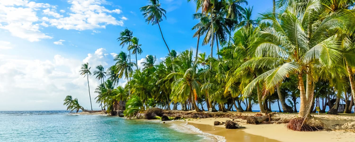 A beach in Caribbean San Blas island, Kuna Yala, Panama - International Removals to the Caribbean