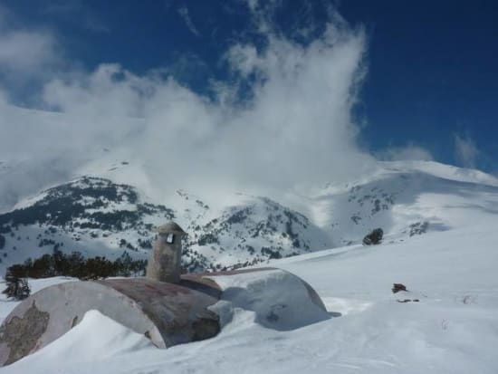 Back of the refuge almost full with snow