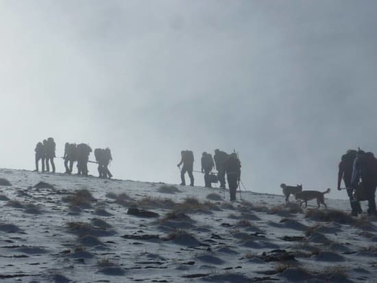 Teams carry materials w flank Cerro de Caballo