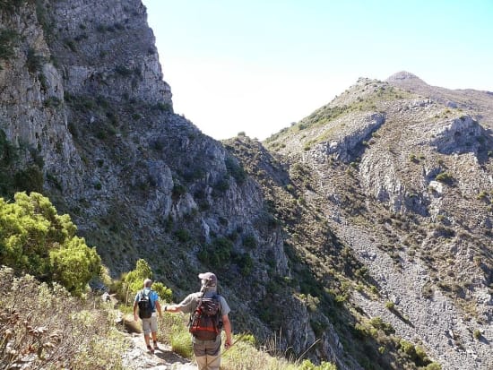 The rocky traverse north on La Concha