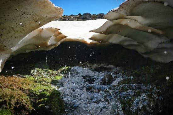 Spectacular tunnels under the snow near La Campiñuela