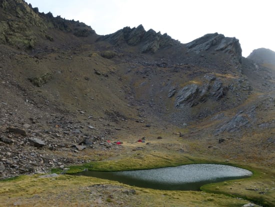 Camp site Laguna Galbata, surrounded by cliffs