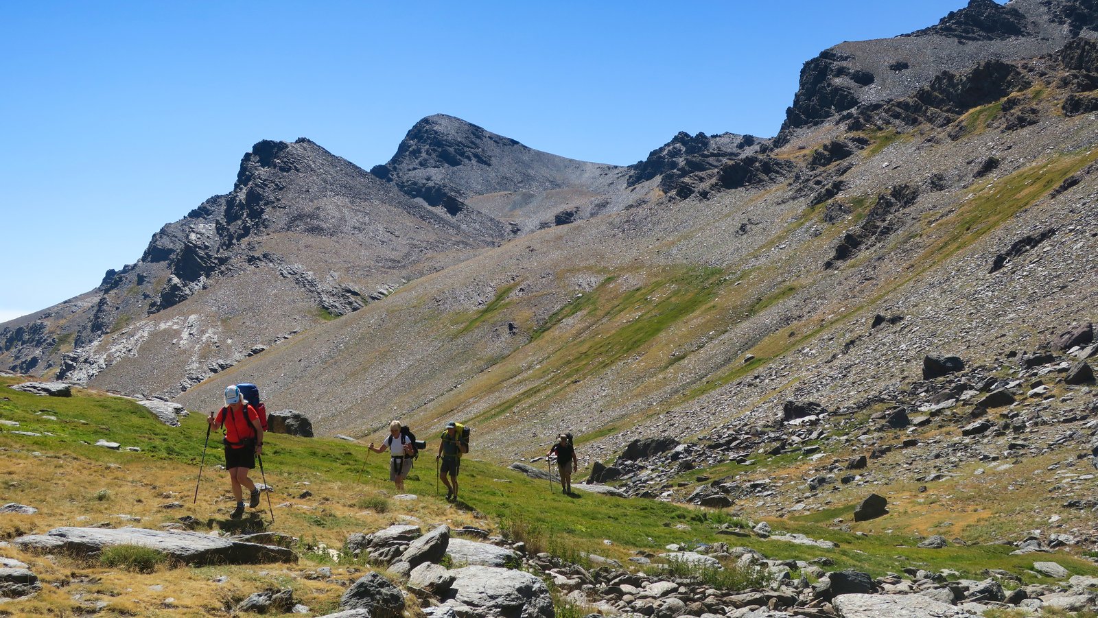 Cerro de Caballo behind as the valley opens out