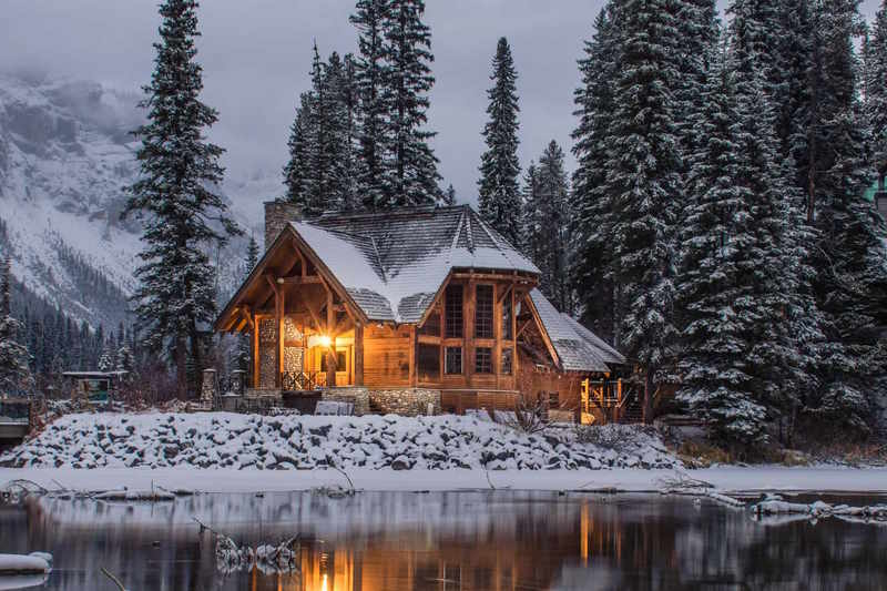 Winterlandschaft mit Haus und Tannen