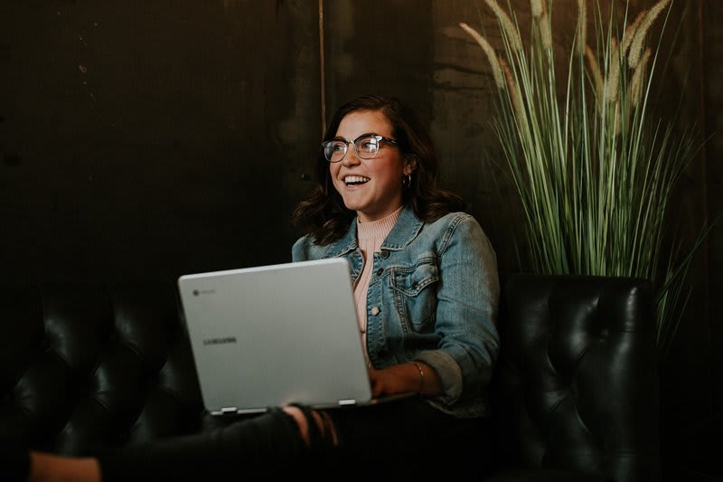 Frau an einem Laptop