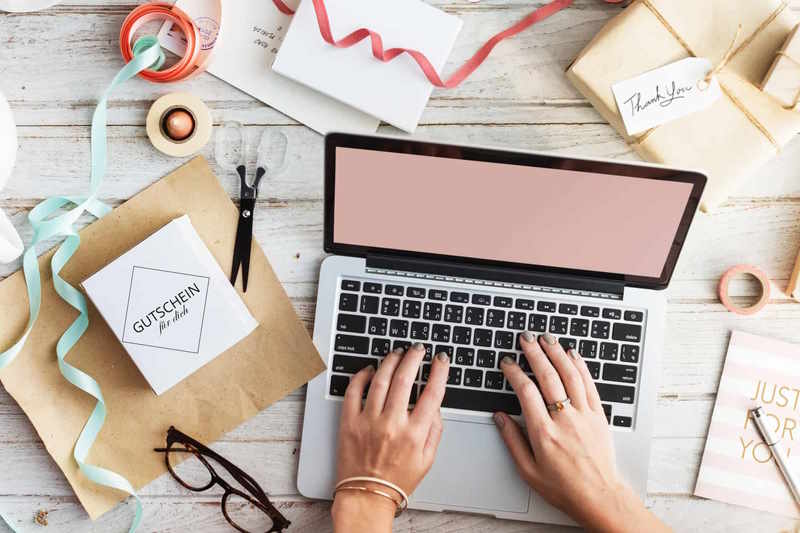 Flatlay mit Laptop und Verpackungsmaterial