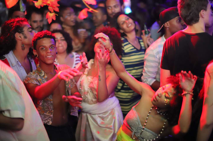 Festa Dionisíaca + Karaokê