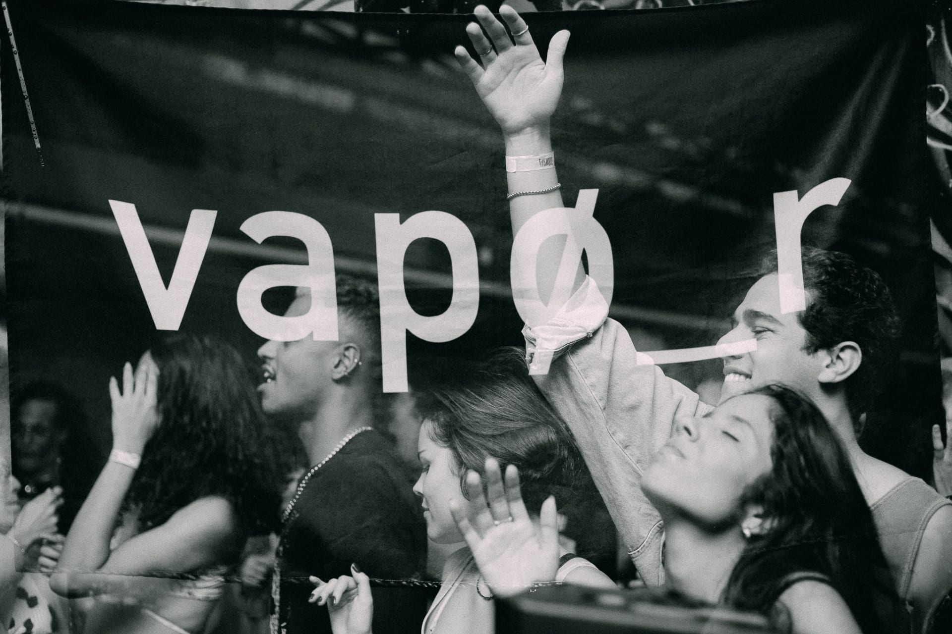 24/05: Vapø_R: Suntuosa Cover