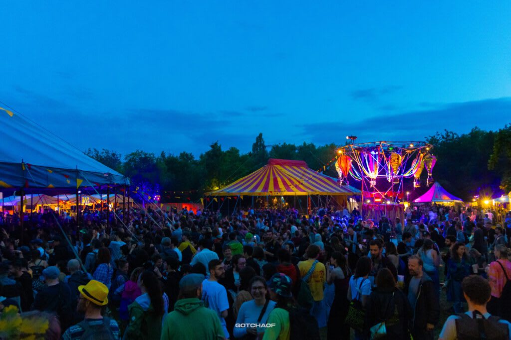 Du 14 au 17 mai, le Pelpass Festival t’embarque dans un tourbillon d'électro et grooves solaires 🌴 Quatre jours de fête t'attendent pour un week-end de fou, prends ta place maintenant ! 🎟️